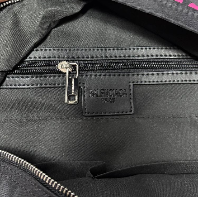 BALENCIAGA  Explorer Backpack ,Everyday Logo Backpack รูปที่ 7