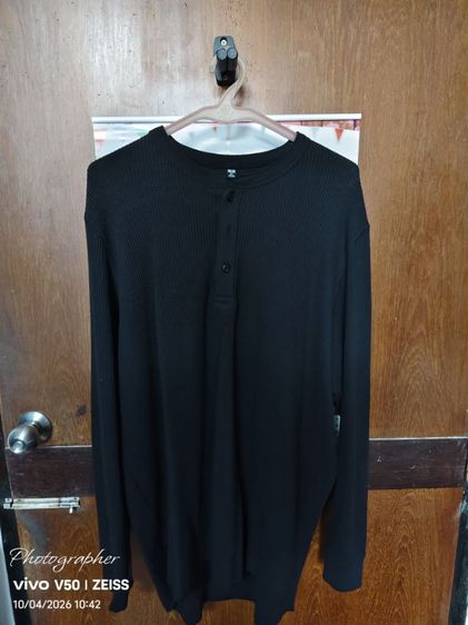 เสื้อทีเชิ้ต คอกลมมีกระดุมแขนยาว uniqlo ดำ สภาพเหมือนใหม่ xxl. ขาย 380 บาทรวมส่งครับ