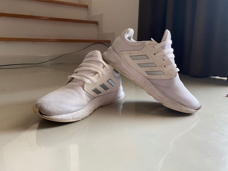 รองเท้าผ้าใบสีขาว