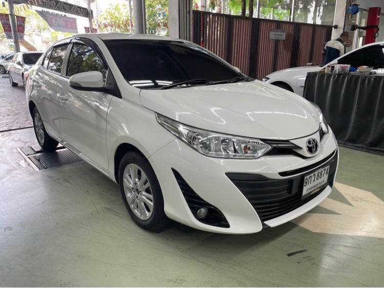 รถ Toyota Yaris ATIV 1.2 E สี ขาว