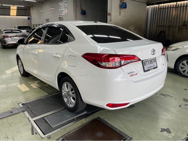 Toyota Yaris ATIV 2017 1.2 E Sedan เบนซิน ไม่ติดแก๊ส เกียร์อัตโนมัติ ขาว รูปที่ 4