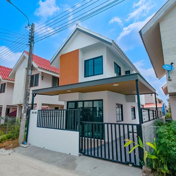 มีบางส่วน ขาย บ้านเดี่ยว 2 ชั้น 2 ห้องนอน 1 ห้องน้ำ พื้นที่ 19.5 ตร.วา รีโนเวทใหม่ทั้งหลัง เหมือนได้บ้านใหม่