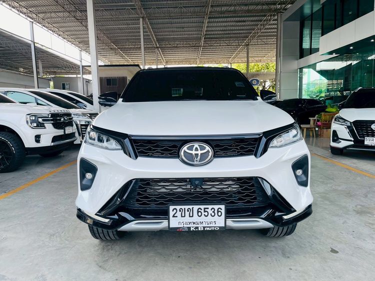 Toyota Fortuner 2021 2.4 Legender Black Top Utility-car ดีเซล ไม่ติดแก๊ส เกียร์อัตโนมัติ ขาว รูปที่ 3
