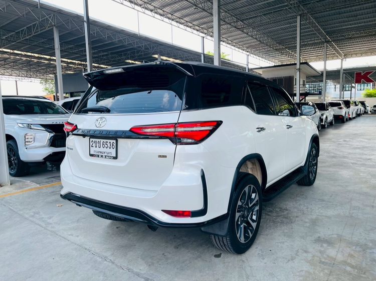 Toyota Fortuner 2021 2.4 Legender Black Top Utility-car ดีเซล ไม่ติดแก๊ส เกียร์อัตโนมัติ ขาว รูปที่ 4