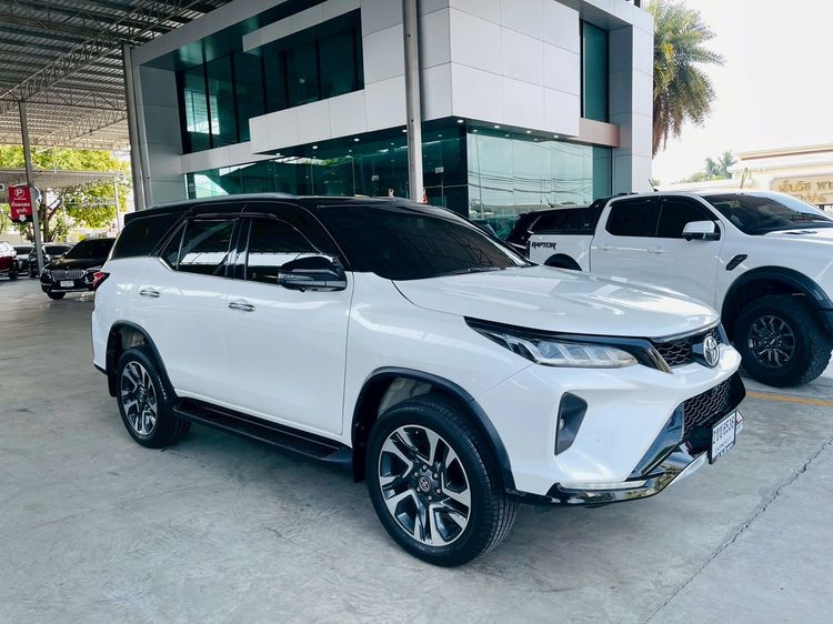 Toyota Fortuner 2021 2.4 Legender Black Top Utility-car ดีเซล ไม่ติดแก๊ส เกียร์อัตโนมัติ ขาว รูปที่ 2