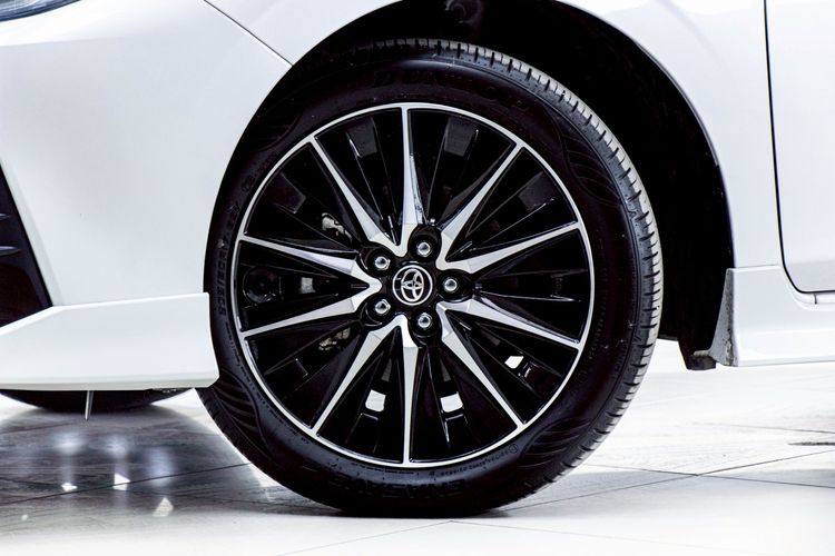 Toyota Yaris ATIV 2025 1.5 HEV GR SPORT ไฮบริด ไม่ติดแก๊ส เกียร์อัตโนมัติ ขาว รูปที่ 4