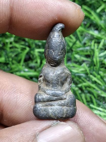 (ปิดแล้วครับ)ตะกั่ว100ปี ส่วนตัวดูเป็นพระของหลวงพ่อเนียมวัดน้อย เนื้อแห้งๆเก่าจัดครับ พระเคยผ่านการถักลวดขึ้นคอบูชา