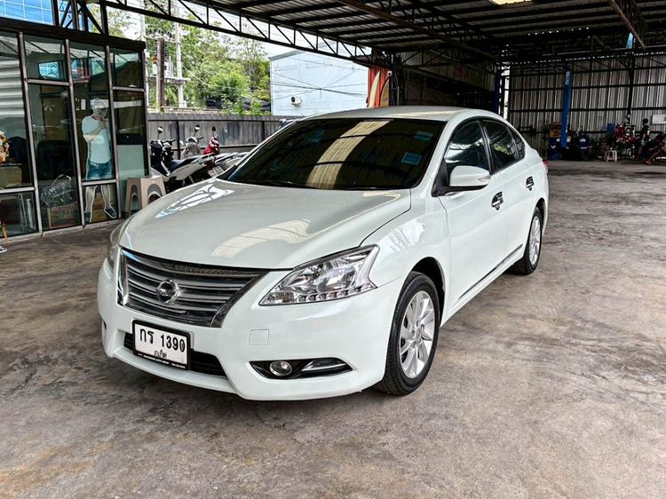 รถ Nissan Sylphy 1.8 V สี ขาว