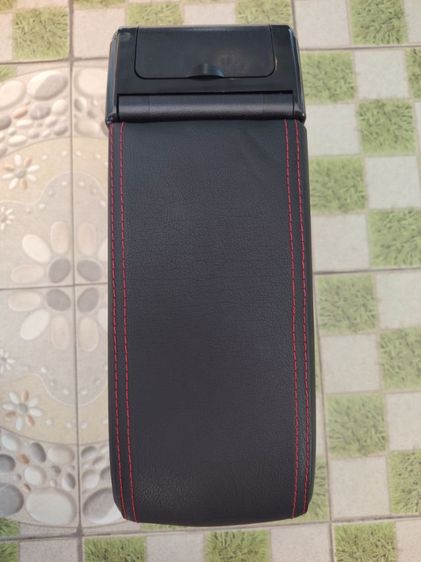 ขายที่พักแขนสีดำ ด้ายแดง Toyota Yaris ปี 2014-2016 สภาพสวย รูปที่ 3