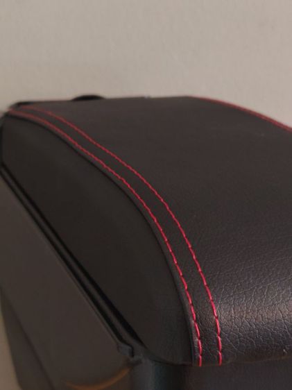 ขายที่พักแขนสีดำ ด้ายแดง Toyota Yaris ปี 2014-2016 สภาพสวย รูปที่ 12