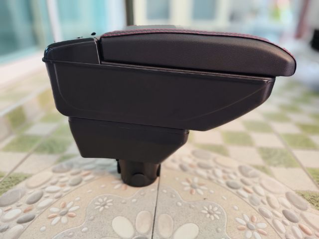 ขายที่พักแขนสีดำ ด้ายแดง Toyota Yaris ปี 2014-2016 สภาพสวย