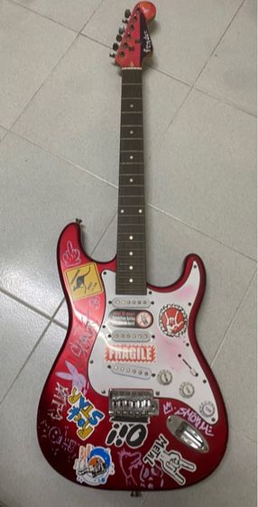 กีตาร์ไฟฟ้า หาสายใส่ก็เล่นได้เลย ทรงสวย