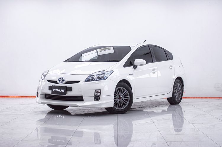 รถ Toyota Prius 1.8 TRD Sportivo สี ขาว