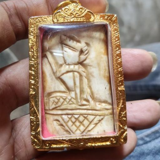 นางกวักแกะสลัก