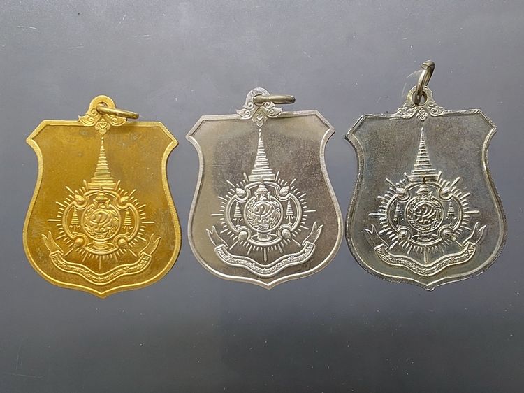 เหรียญมิ่งมหามงคล 6 รอบ ในหลวง รัชกาลที่ 9 (เนื้อเงิน ทองทิพย์ อัลปาก้า) ปี 2542 พร้อมชุดกล่องทองคำ รูปที่ 4
