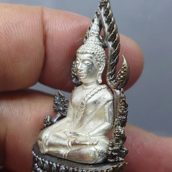 พระพุทธชินราช รุ่นจอมราชันย์ พิมพ์แต่งฉลุลอยองค์ เนื้อโลหะชุบเงิน ซุ้มนวะโลหะ วัดพระศรีรัตนมหาธาตุ พิษณุโลก ปี2555 ตลับเดิม สภาพสวย รูปที่ 6
