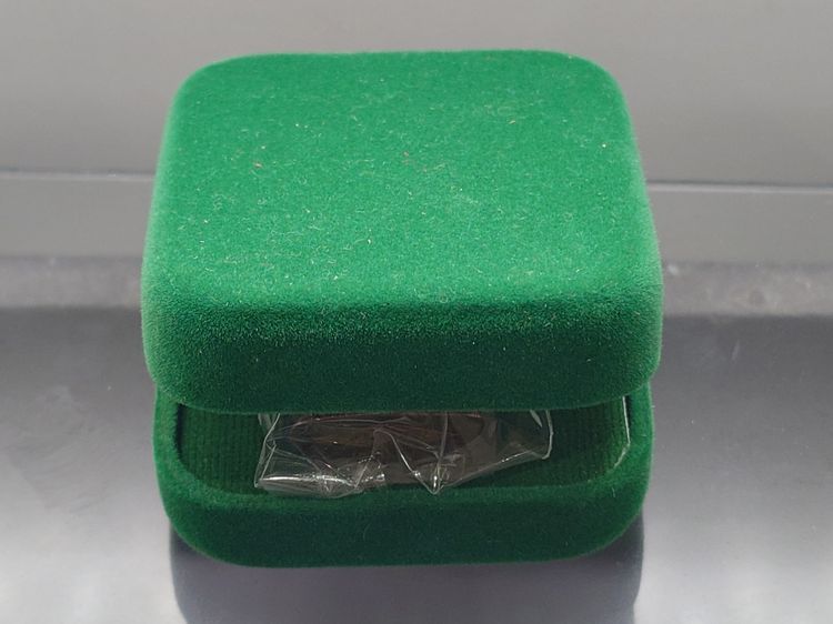 พระพุทธชินราช รุ่นจอมราชันย์ พิมพ์แต่งฉลุลอยองค์ เนื้อโลหะชุบเงิน ซุ้มนวะโลหะ วัดพระศรีรัตนมหาธาตุ พิษณุโลก ปี2555 ตลับเดิม สภาพสวย รูปที่ 9