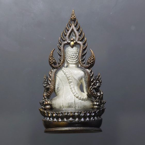 พระพุทธชินราช รุ่นจอมราชันย์ พิมพ์แต่งฉลุลอยองค์ เนื้อโลหะชุบเงิน ซุ้มนวะโลหะ วัดพระศรีรัตนมหาธาตุ พิษณุโลก ปี2555 ตลับเดิม สภาพสวย รูปที่ 4