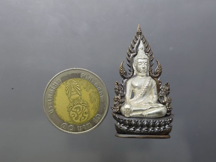 พระพุทธชินราช รุ่นจอมราชันย์ พิมพ์แต่งฉลุลอยองค์ เนื้อโลหะชุบเงิน ซุ้มนวะโลหะ วัดพระศรีรัตนมหาธาตุ พิษณุโลก ปี2555 ตลับเดิม สภาพสวย รูปที่ 8