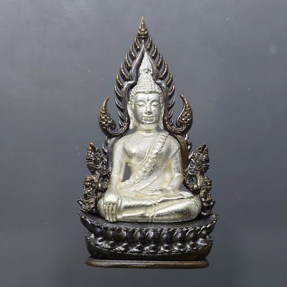 พระพุทธชินราช รุ่นจอมราชันย์ พิมพ์แต่งฉลุลอยองค์ เนื้อโลหะชุบเงิน ซุ้มนวะโลหะ วัดพระศรีรัตนมหาธาตุ พิษณุโลก ปี2555 ตลับเดิม สภาพสวย รูปที่ 3