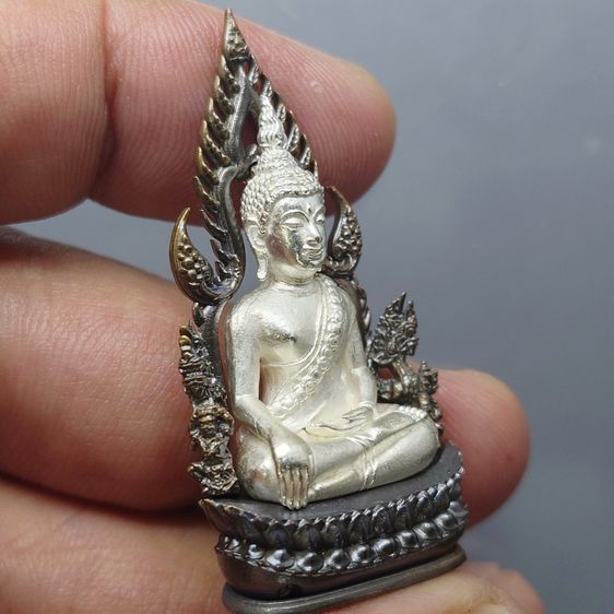 พระพุทธชินราช รุ่นจอมราชันย์ พิมพ์แต่งฉลุลอยองค์ เนื้อโลหะชุบเงิน ซุ้มนวะโลหะ วัดพระศรีรัตนมหาธาตุ พิษณุโลก ปี2555 ตลับเดิม สภาพสวย รูปที่ 5