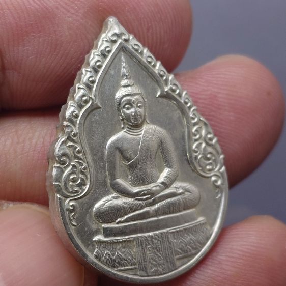 เหรียญพระแก้วมรกต ภปร รุ่นแรก ทรงเครื่องฤดูฝน เนื้อเงิน ฉลองกรุงรัตนโกสินทร์ 200 ปี พ.ศ.2525 รูปที่ 4