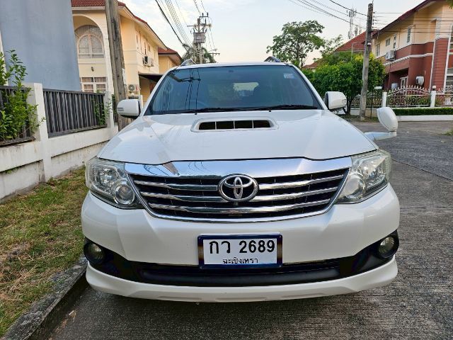 Toyota Fortuner 2012 3.0 V Utility-car เบนซิน ไม่ติดแก๊ส เกียร์อัตโนมัติ ขาว รูปที่ 4