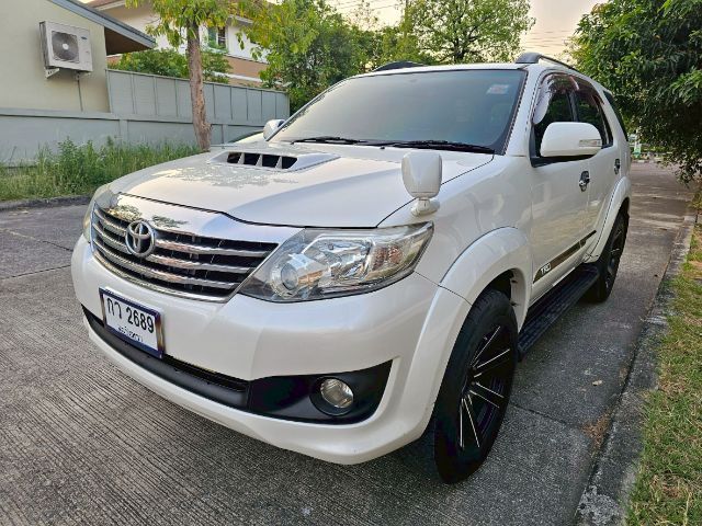 Toyota Fortuner 2012 3.0 V Utility-car เบนซิน ไม่ติดแก๊ส เกียร์อัตโนมัติ ขาว รูปที่ 2
