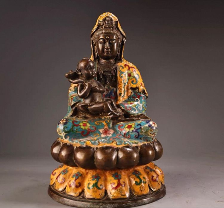 ✨รูปปั้นนี้คือ พระโพธิสัตว์กวนอิม (Guanyin) 