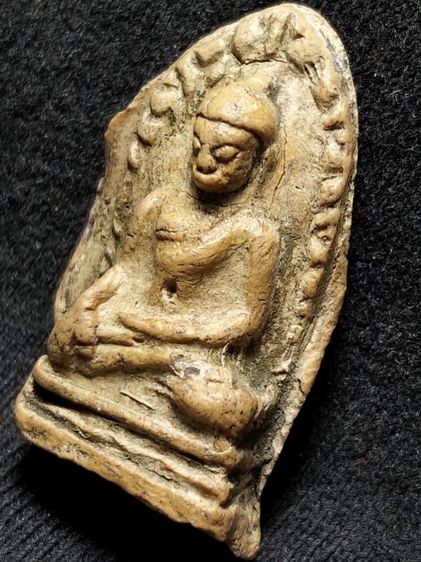 พระรอดลำพูนพิมพ์ต้อครับสวยเนื้อละเอียดดีครับ รูปที่ 12