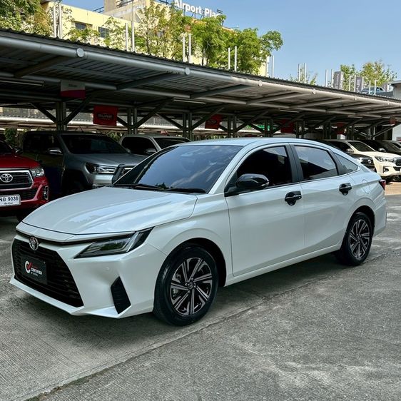 Toyota Yaris ATIV 2023 1.2 Premium Luxury Sedan เบนซิน ไม่ติดแก๊ส เกียร์อัตโนมัติ ขาว รูปที่ 3