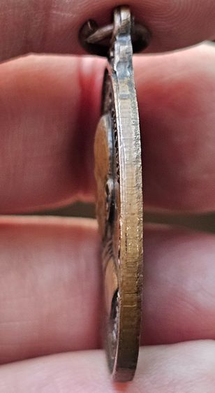 เหรียญหลวงปู่เเหวน รุ่นชุมนุมพระสายกรรมฐาน อ.มั่น  ปี2518 รูปที่ 6