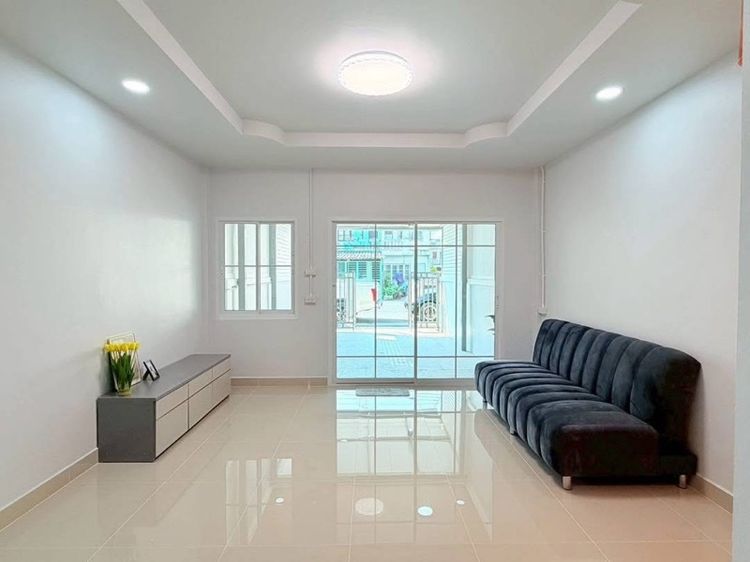 ใช่ ร่มเงาไม้ถนนเมนค้าขายได้ รูปที่ 2