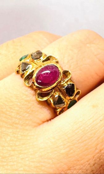 แหวนทับทิมล้อมเพชรซีกมรกตทอง 90 รูปที่ 4