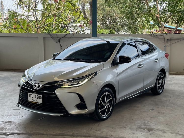 รถ Toyota Yaris ATIV 1.2 Sport สี บรอนซ์เงิน