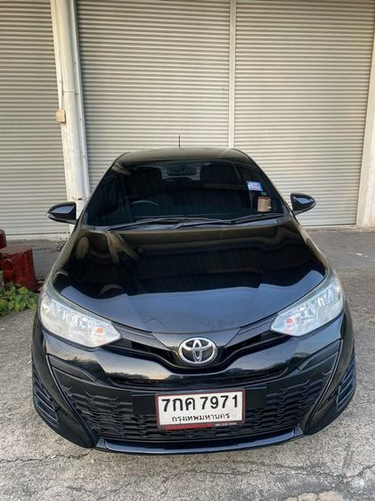 รถ Toyota Yaris 1.2 E สี ดำ