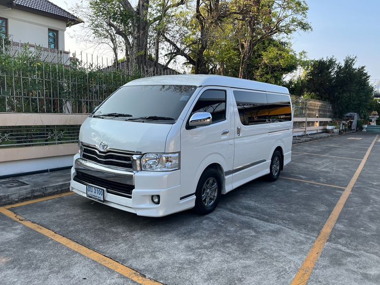 รถ Toyota Ventury 3.0 V สี ขาว