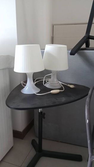 💡 โคมไฟตั้งโต๊ะสีขาว 2 ตัว มินิมอล