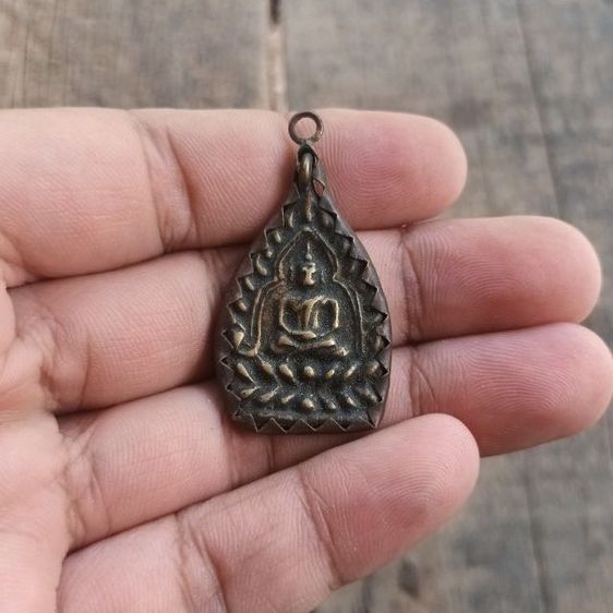 พระหล่อโลหะ