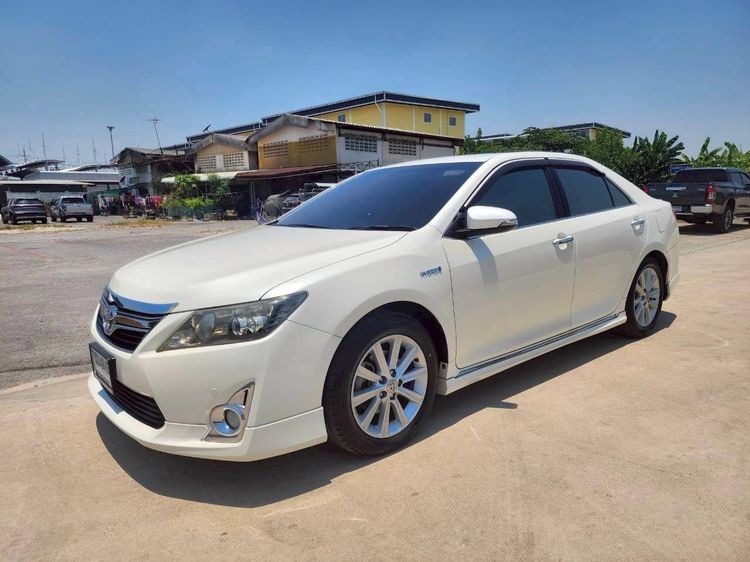 รถ Toyota Camry 2.5 Hybrid สี ขาว