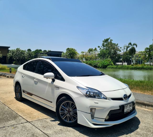 รถ Toyota Prius 1.8 Hybrid TRD Sportivo II สี ขาว