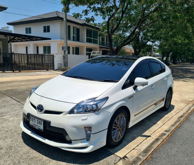 Toyota Prius 2013 1.8 Hybrid TRD Sportivo II Sedan ไฮบริด เกียร์อัตโนมัติ ขาว รูปที่ 3