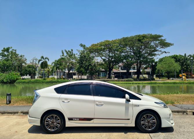 Toyota Prius 2013 1.8 Hybrid TRD Sportivo II Sedan ไฮบริด เกียร์อัตโนมัติ ขาว รูปที่ 2