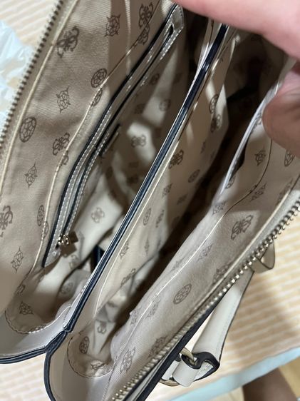 กระเป๋าถือ Guess รูปที่ 6