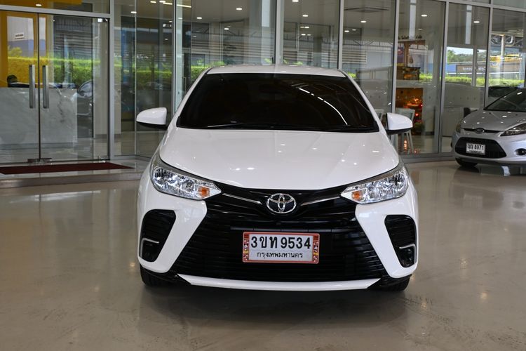 รถ Toyota Yaris ATIV 1.2 E สี ขาว