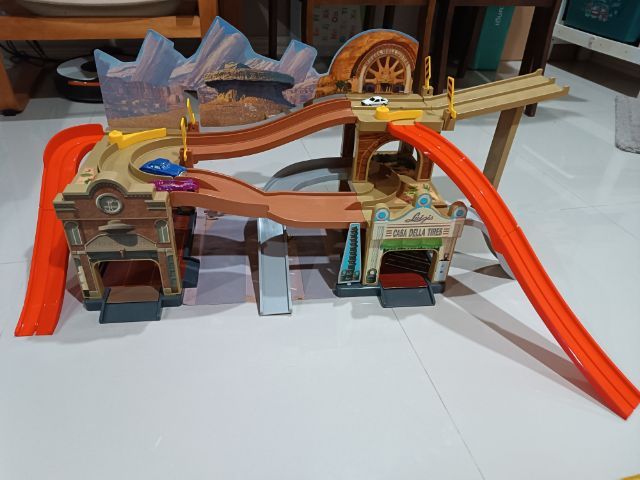 รางปล่อยรถ tomica เรื่อง Cars. 