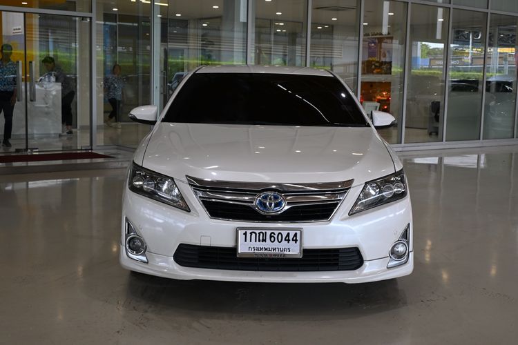 รถ Toyota Camry 2.5 Hybrid สี ขาว
