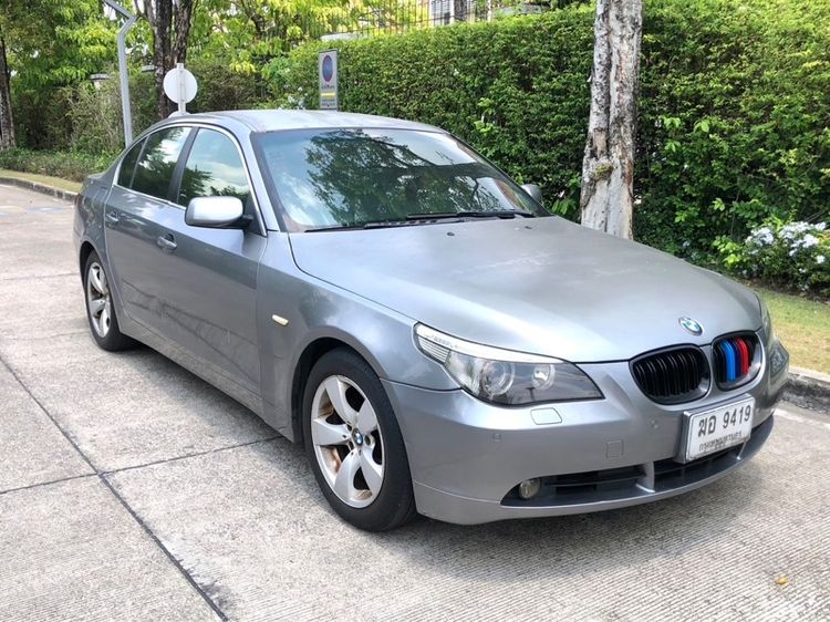 รถ BMW Series 5 520d สี เทา