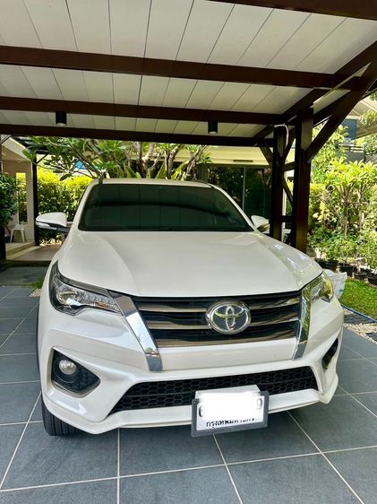 รถ Toyota Fortuner 2.8 TRD Sportivo สี ขาว
