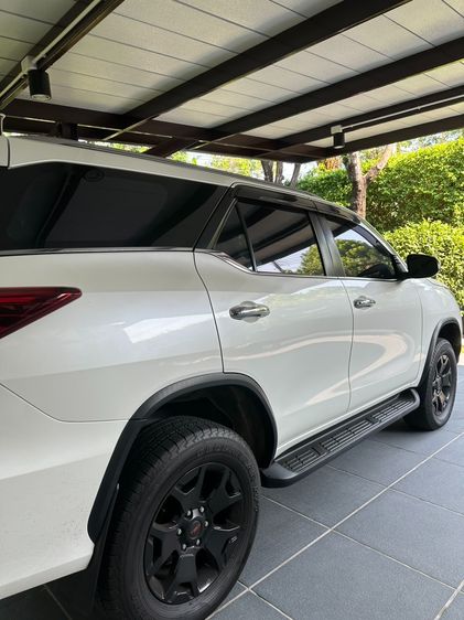 Toyota Fortuner 2017 2.8 TRD Sportivo Utility-car ดีเซล เกียร์อัตโนมัติ ขาว รูปที่ 4
